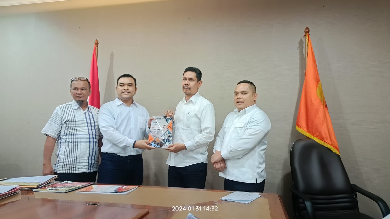 fadhil azhar serahkan laporan akhir pengawasan pencalonan DPRD Kota Binjai