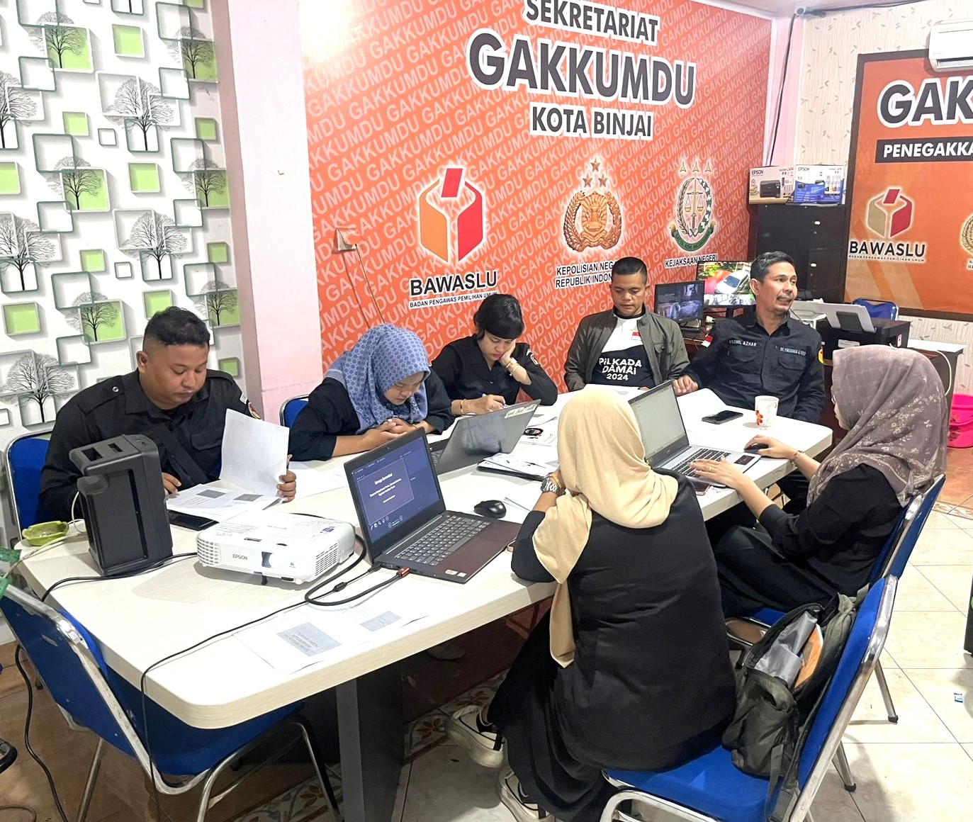 Seluruh jajaran Sekretariat mengikuti kegiatan Rapat Peningkatan Kapasitas SDM Bidang Kehumasan yang dipimpin oleh Ketua dan Anggota Bawaslu Kota Binjai yang dilaksanakan di Ruang Rapat Kantor Sekretariat pada Rabu (14/5/2025)