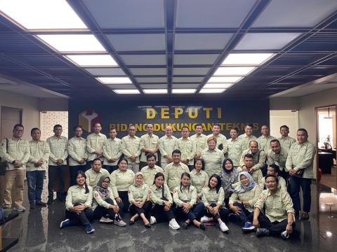 Kordiv Penyelesaian Sengketa Se-Sumatera Utara Saat Penyerahan Laporan Akhir Tahunan Penyelesaian Sengketa Pemilu Tahun 2023