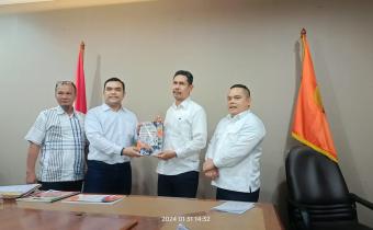 fadhil azhar serahkan laporan akhir pengawasan pencalonan DPRD Kota Binjai