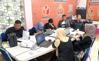 Seluruh jajaran Sekretariat mengikuti kegiatan Rapat Peningkatan Kapasitas SDM Bidang Kehumasan yang dipimpin oleh Ketua dan Anggota Bawaslu Kota Binjai yang dilaksanakan di Ruang Rapat Kantor Sekretariat pada Rabu (14/5/2025)